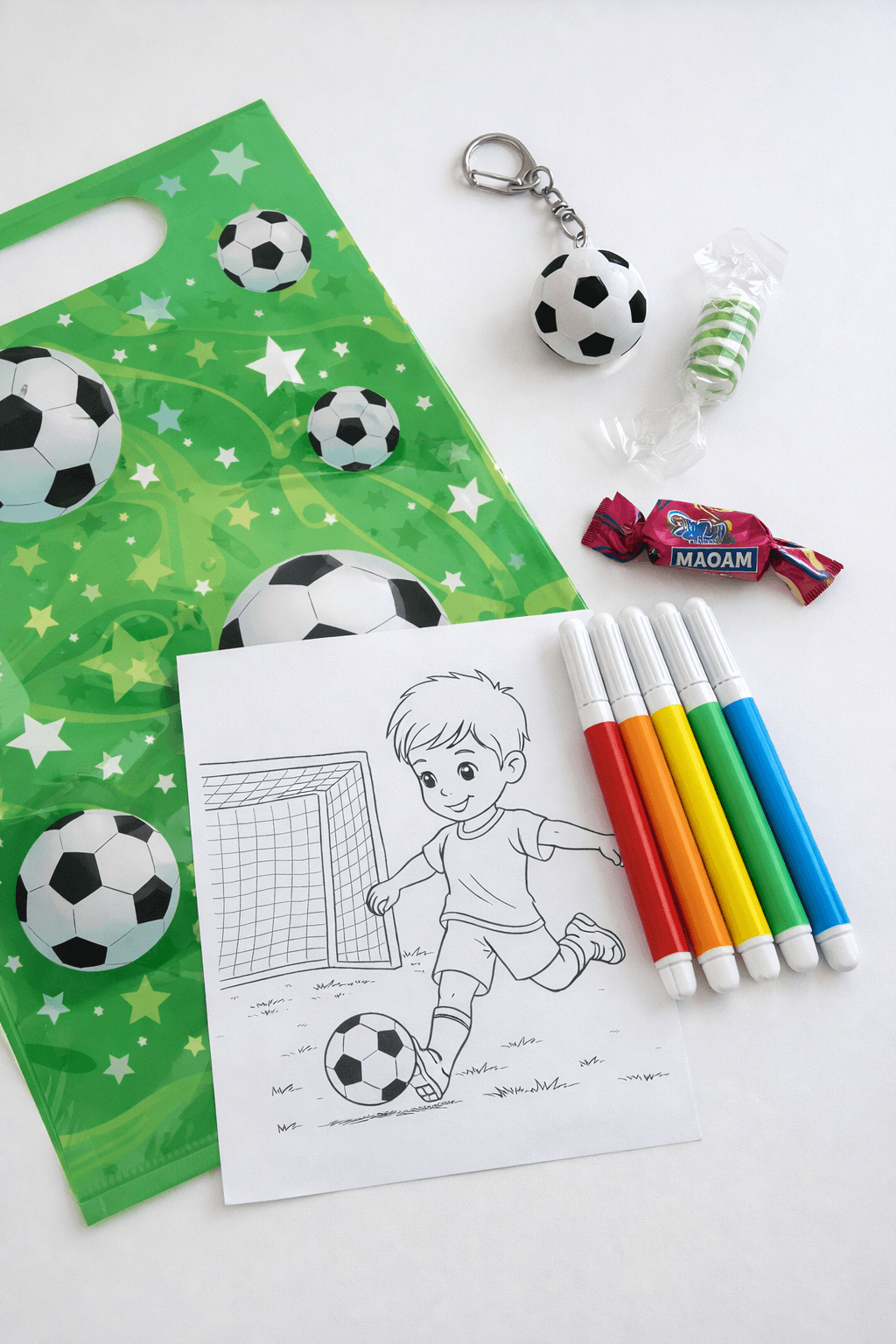 Presentpaket med fotbollstema till barnkalas