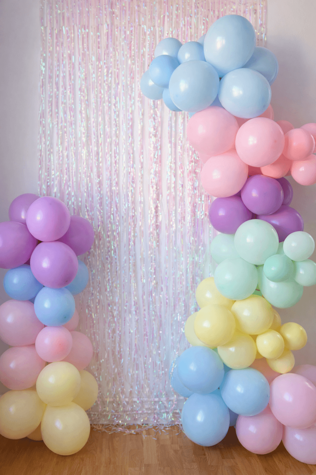 Pastellfärgad ballongbåge för barnkalas