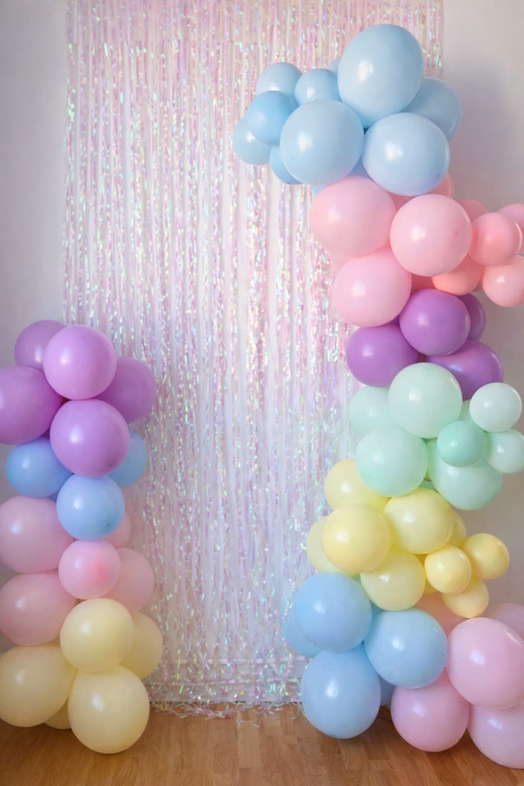Pastellfärgad ballongbåge för barnkalas